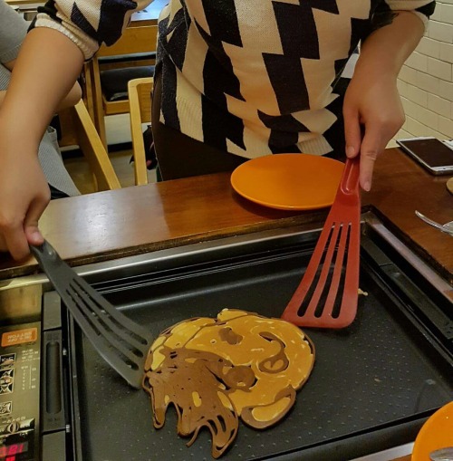 hweiro:So… @wataksampingan, @silentmight and I went to eat customizable pancakes and went to town wi