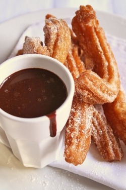 mete o churros na calda quente e molhadinha