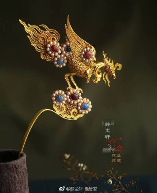 Traditional Chinese hanfu and hair ornaments, in the style of the Ming dynasty. The hair ornaments a