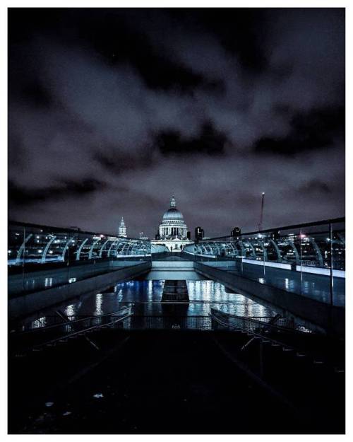 Taken whilst slightly inebriated at 1am. . . . . . . #london #londonatnight #stpauls #nighttime #cat