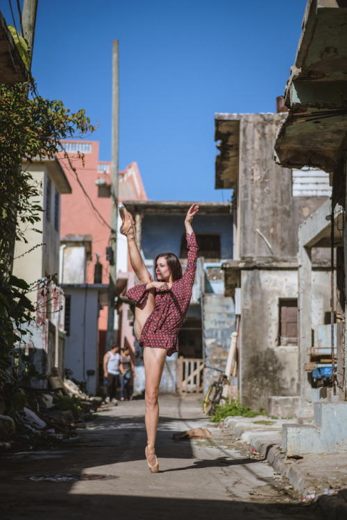 mymodernmet:Dynamic Photos of Ballet Dancers in Motion on the Streets of Puerto Rico
