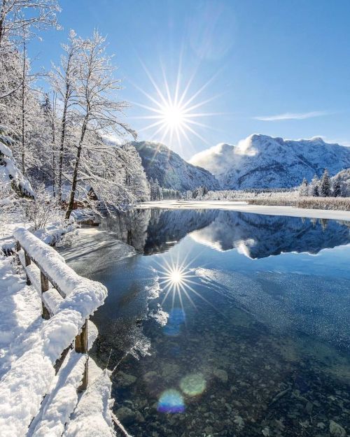 Der Winter im Almtal im Salzkammergut ☀️ © @christian.majcenWir wünschen euch ein herrliches Woche