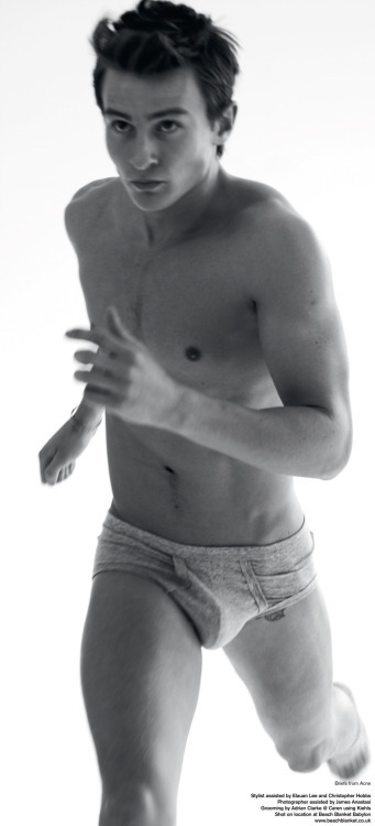 amazingmalenudity:    Elliott Tittensor   