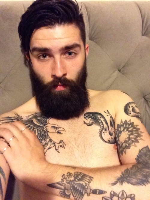 chrisjohnmillington:  Sofa life. 