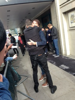 ifthesesheetswerealexsdick:  bokangavemeabeauner:  iamsempit3rnal:  nowthecardsareeverywhere:  Austin Carlile and Alex Gaskarth hugging.  IM ACTUALLY CRYING YOU DON’T UNDERSTAND  ALEX IS LIKE STANDING ON HIS TIPPY TOES WOW GOOD FUCKING BYE  I’M DEAD