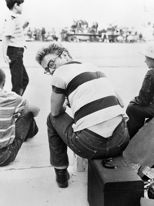 jamesdeaner:  James Dean photographed by Frank Worth, 1955.  Jimmy looked at the