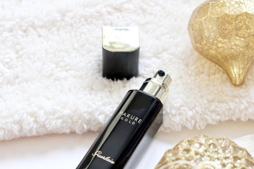 Guerlain Parure Gold FoundationAhh, yes. Those are Christmas ornaments in the background of the