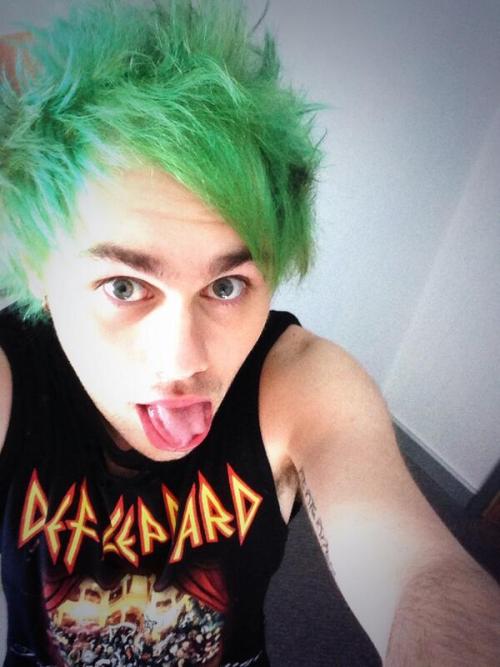 calumxhemmings:michael’s (totally under-appreciated) green hair appreciation post…
