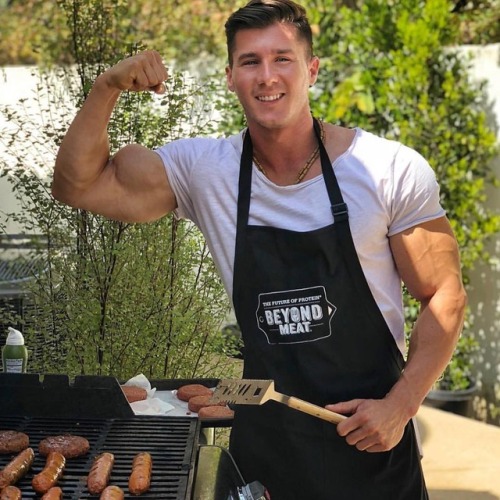 bicepsinsleeves:The Only Meat I’ll Ever Eat Is Yours (Vegan IFBB Pro Nimai Delgado) @bicepsinsleeves