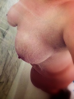 killerkurves:  nakednewsgirl:  In the shower. Headless #1. 