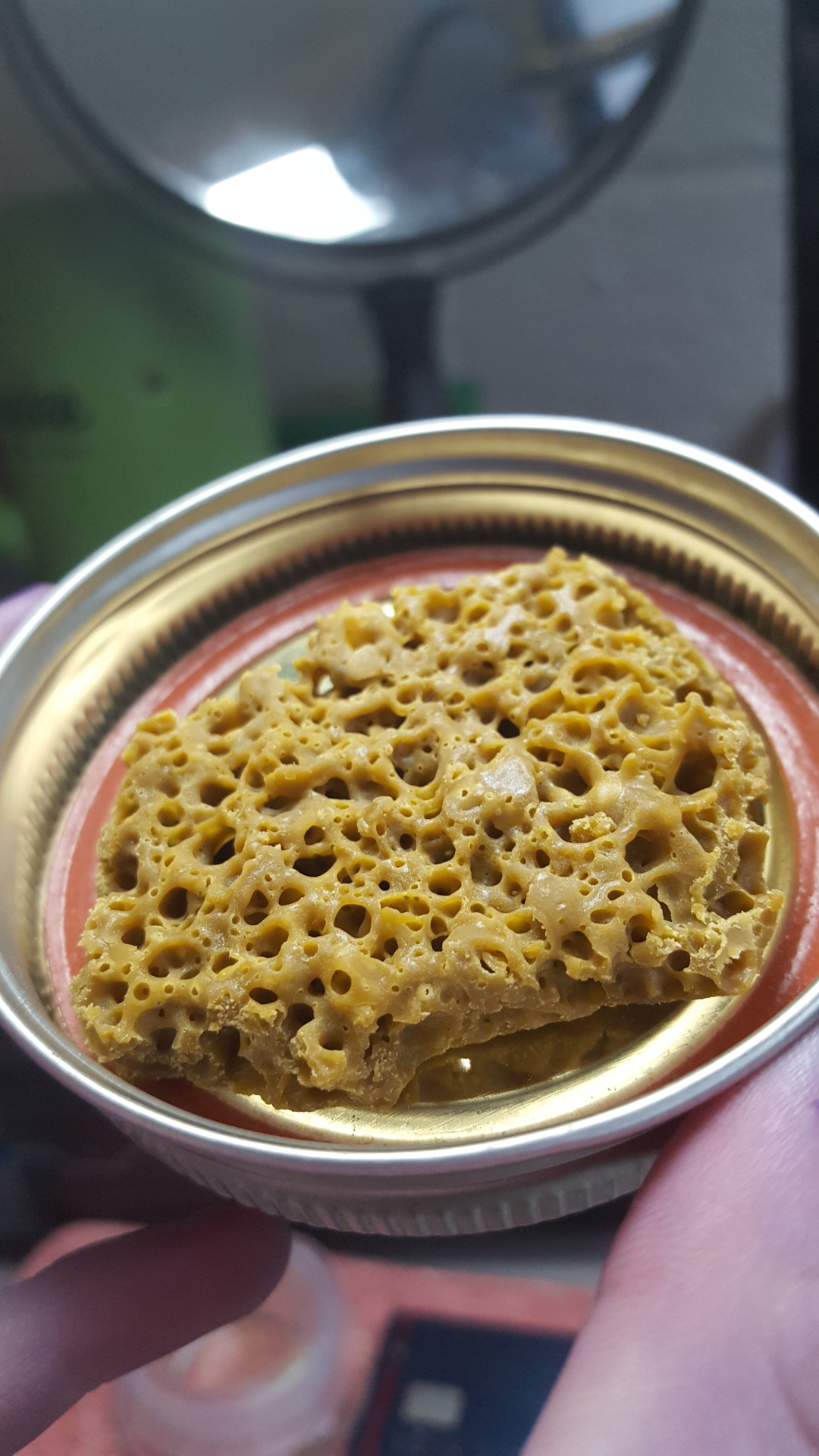 skulltapuss:  smokinghiigh:  10g of uncrumbled crumble  This looks like a crunchy