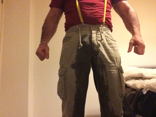 tattsandkink:Another awesome piss in my trousers filled my workmens boots up as well!