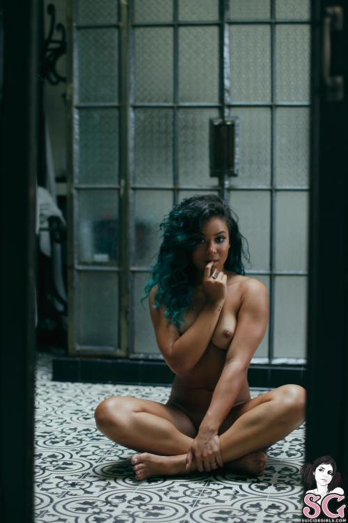 mrandmrseventwofive:  Annemarie, Body Electric, photographed by Puffin-From Mr.