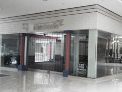 wanderers-nexus: ∅  OMG THAT’S MY MALL. O_O Or at least, I’m 90% sure it is&hellip; especially the first pic! Man, I can’t believe they’re talking about tearing it down to replace it with boring regular shopping strips. D: So sad&hellip;.