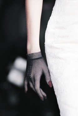 froufroufashionista:  fishnet glove 