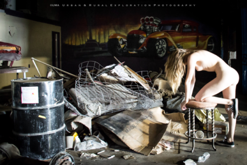 undress-me-anywhere:  An empty Picasso’s paint and body shop, Fort Worth, Tx
