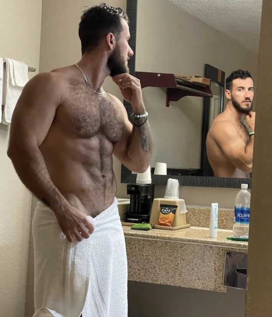 elnerdo19:Sexy Sam Vass and that furry chest of his! 🐻 🐺 💪🏼 🥩 ❤️😍🥰😈