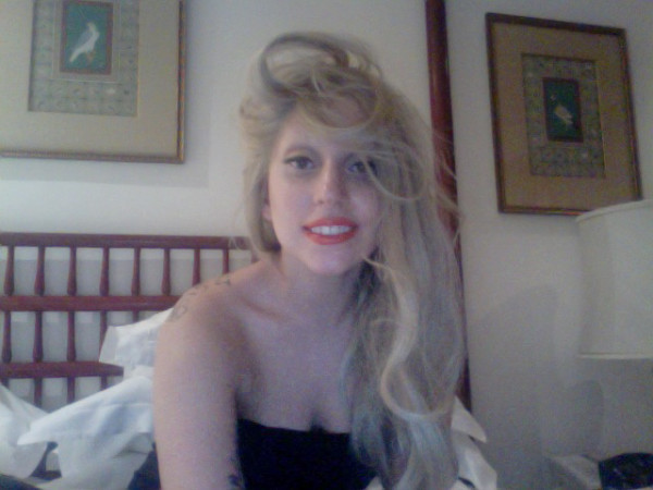burqapop:  Lady Gaga + Bed Selfies 