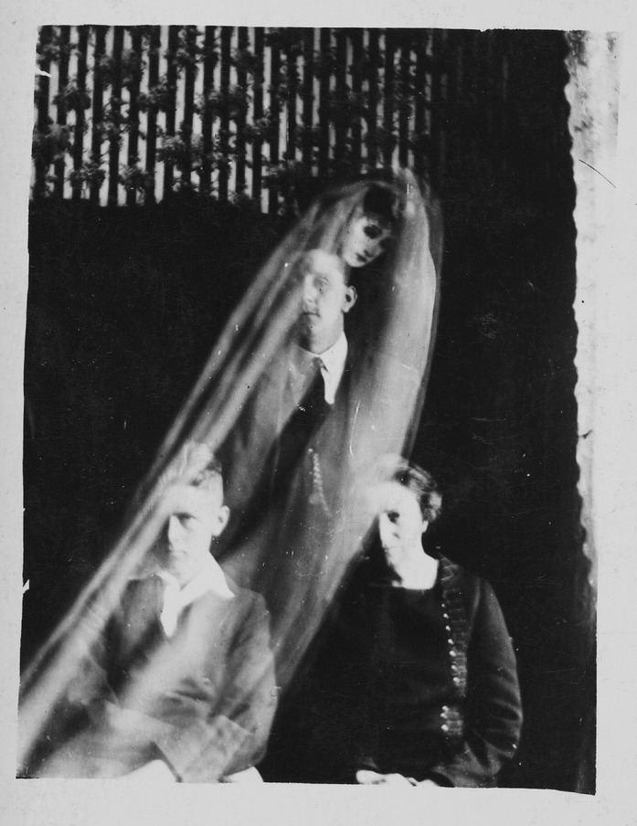 chaosophia218:  Spirit Photography of William Hope, circa 1920.1. Woman with two