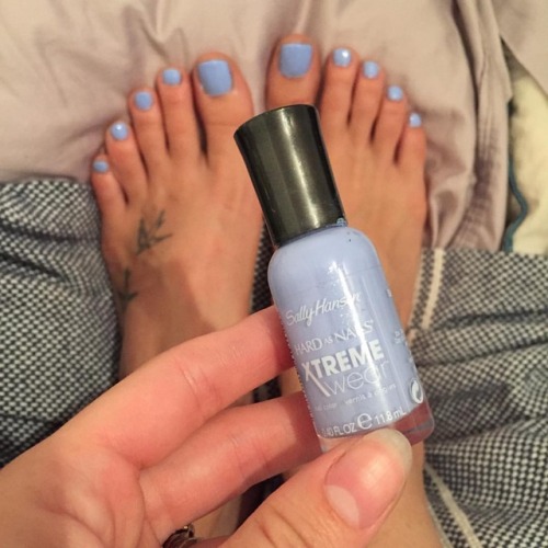 golde3rose: Who wants to lick up these sexy Babe Blue toes?! This is Ms. Golde’s new fav color