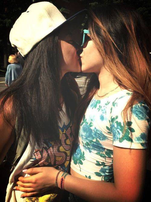 lipstick-lesbian:  give-you-all:  lesbian blog, following back similar xxx  ♀♡♀