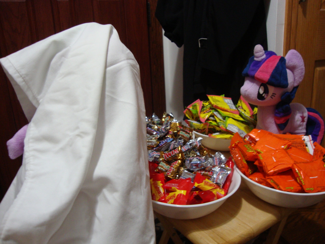 slice-of-life-twilight:  Dee: All right! The table of treats is ready. Twilight: