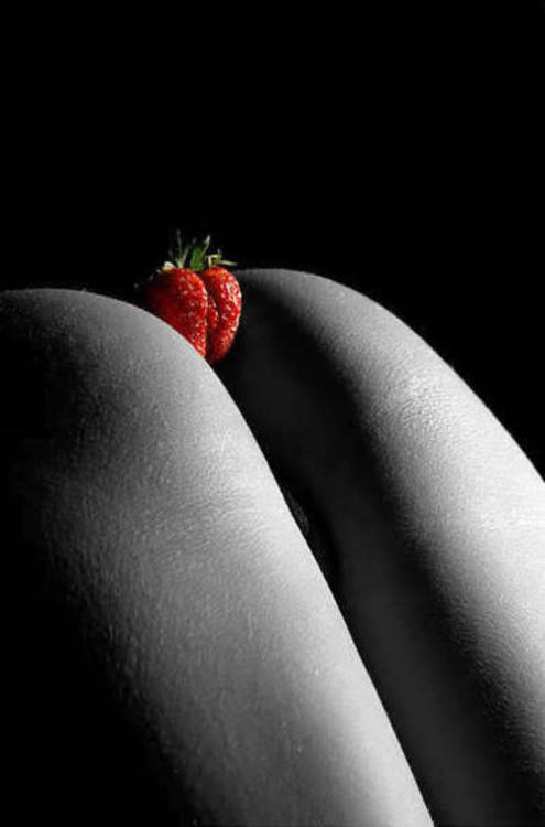 senhora-lucifer: Série eu amo frutifilia! Morangos e inverno são pares perfeitos.