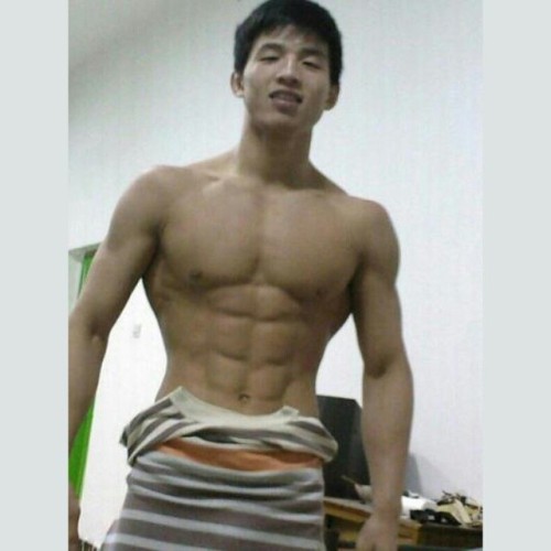 That washboard abs! Yum! #asianhunk #asianguy #asianman #asianhotty #asiandelight #asiangay #fetish 