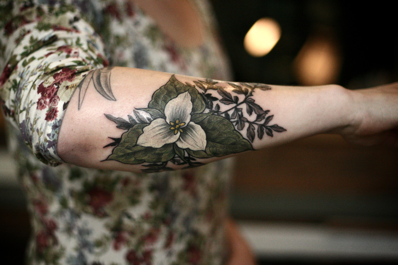 Oregon Trillium, blackberry and ferns. | Alice Carrier with Anatomy Tattoo  - Portland, OR. | Xăm