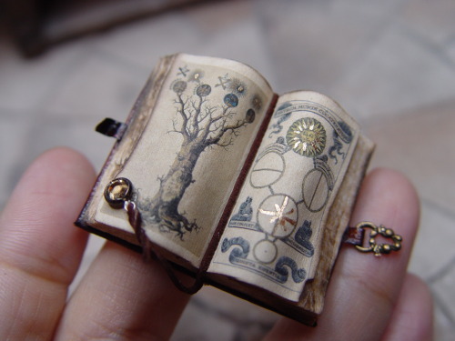 mentalmoth:  These are freaking amazing. There are tons more of these detailed fantasy miniatures on the artist’s website: EV Miniatures 