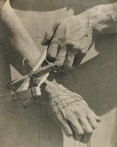 Hands of the Puppeteer, 1929 Tina Modotti :: Hands of the Puppeteer, Mexico City, 1929. | src Minnea