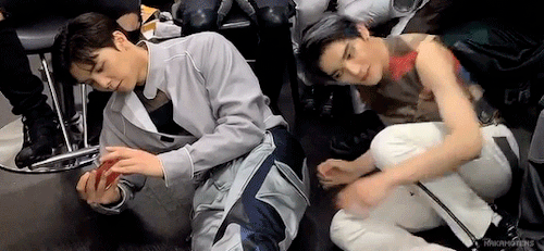 Johnny’s Butt = Taeyong’s Pillow
