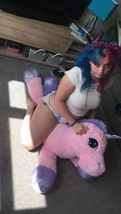 princessofthepuddlez: I’m a good little girl. All I do is sit on my unicorn and tell daddy how