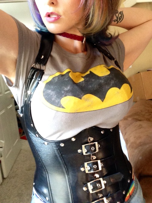 povpunk:  omgitsrainbowblog:  (NaNu)x16 ….. Where are my Batman fans?   Super Hot!! 