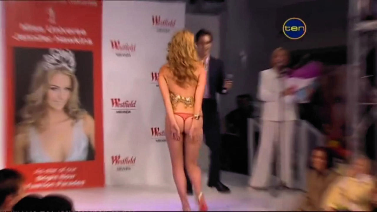 celebritycaps:  Miss Universe 2004 Jennifer Hawkins stripped to her thong on stage