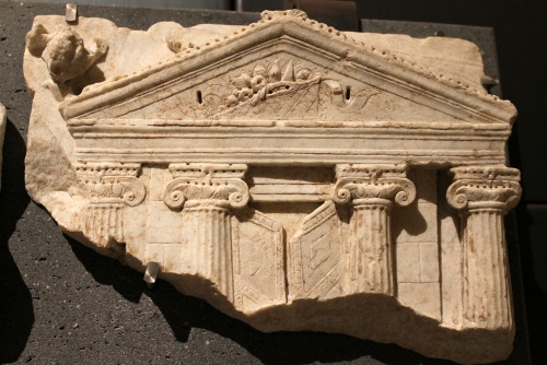 echiromani:Fragment of a relief showing a country sanctuary dedicated to Dionysius, first century AD