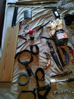 thewolfatethesheep:  thewolfatethesheep:So I was cleaning my room today and decided to sort of sort out my various goodies.. (Not all are here mind you..)    There’s about 40+ feet of chain. 40+ feet of rope. Some knives. A pair of cap paddles, bamboo,