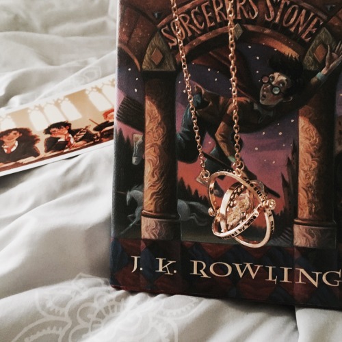 rand0mbookgirl: just one word november bpc day 16: bookish