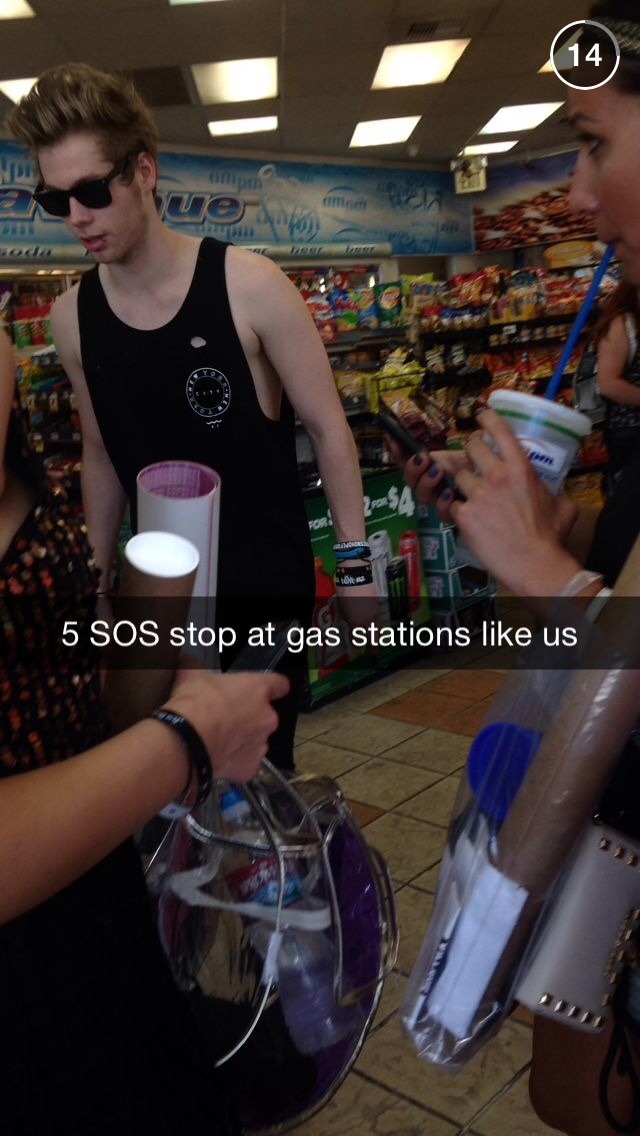 croptopkink:  he’s so hot im heaving