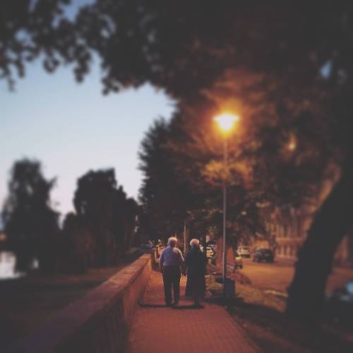 photo-mobile:   Plimbări romantice în Lugoj, pe malul Timişului … se fac și de cei cu vârste venerabile.  (at Pe Malu Timisului) 