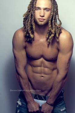 tiosquequitanelhipo:Alexander Masson Love white boyz with dreads.