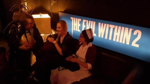 TiLMEN: Cosplayer chillout ❤️❤️❤️ #Evil2Live