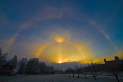 awkwardsituationist:  photos of 22º radius halos, which occur as the light from the sun or the moon, usually when close to the horizon, pass through thin, hexagonal plate shaped ice crystals high up in cirrus clouds. also shown are parhelia (or sundogs)
