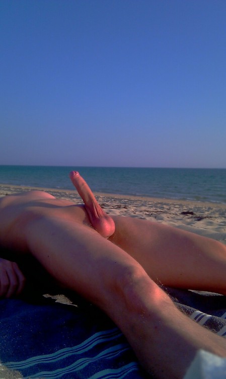 HOT GUYS ON THE BEACH