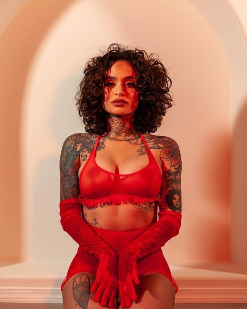 @kehlani: happy valentine’s day baby. #savagexambassador @savagexfenty ❤️ at home.