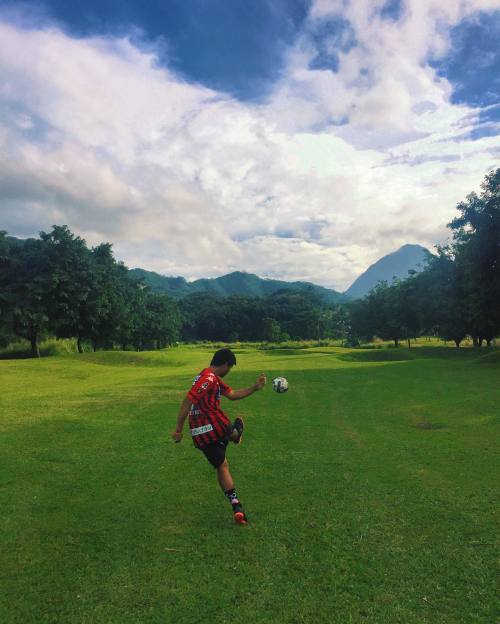 Social Distancing. ⛳️⚽️⛰ #whereisfootball (Took this of our boy @tri_11 on @paradisesoccerclub’s hom