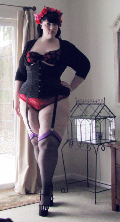 fuckyeahfatshaming: beckpoppins:  Kneel because I feel beautiful.  Obese women abusing corsets yet a