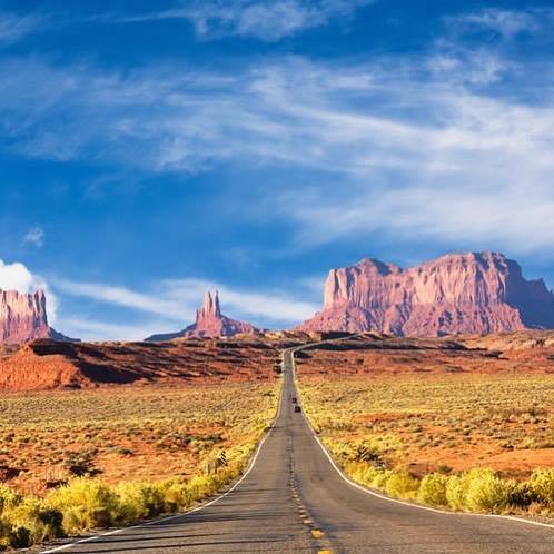 Comparateur de voyages http://www.hotels-live.com : Comme une envie de prendre la route & de se lancer à la conquête de l'Ouest ! #MonumentValley #USA #road #voyageprivefrance #trip #tourisme #upgrade #travel #voyage #voyageprive #holiday #discover...