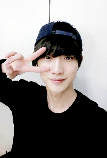 ssonnaeun-deactivated20160311:  selca spam - d-3 until jinyoung’s birthday ♫