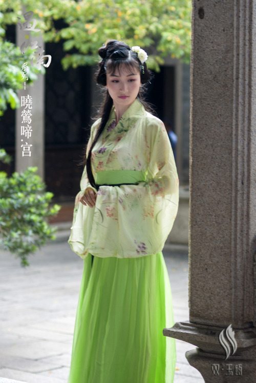 fouryearsofshades: Model 友情模特：周玲双玉瓯 http://shyuou.taobao.com/ Waist-high Ruqun/襦裙 worn with white